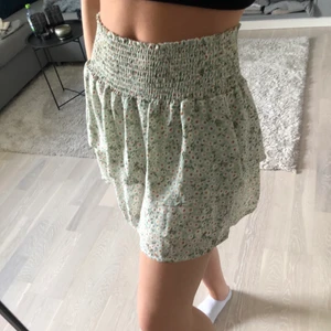 Blommig volangkjol - Säljer min helt oanvända blommiga söta volangkjol, köpt från Nelly. Så fin till sommaren. Storlek M men passar S oxå. Råkade köpa dubbla kjolar därav säljer jag denna. Budgivning blir aktuellt om många är intresserade!