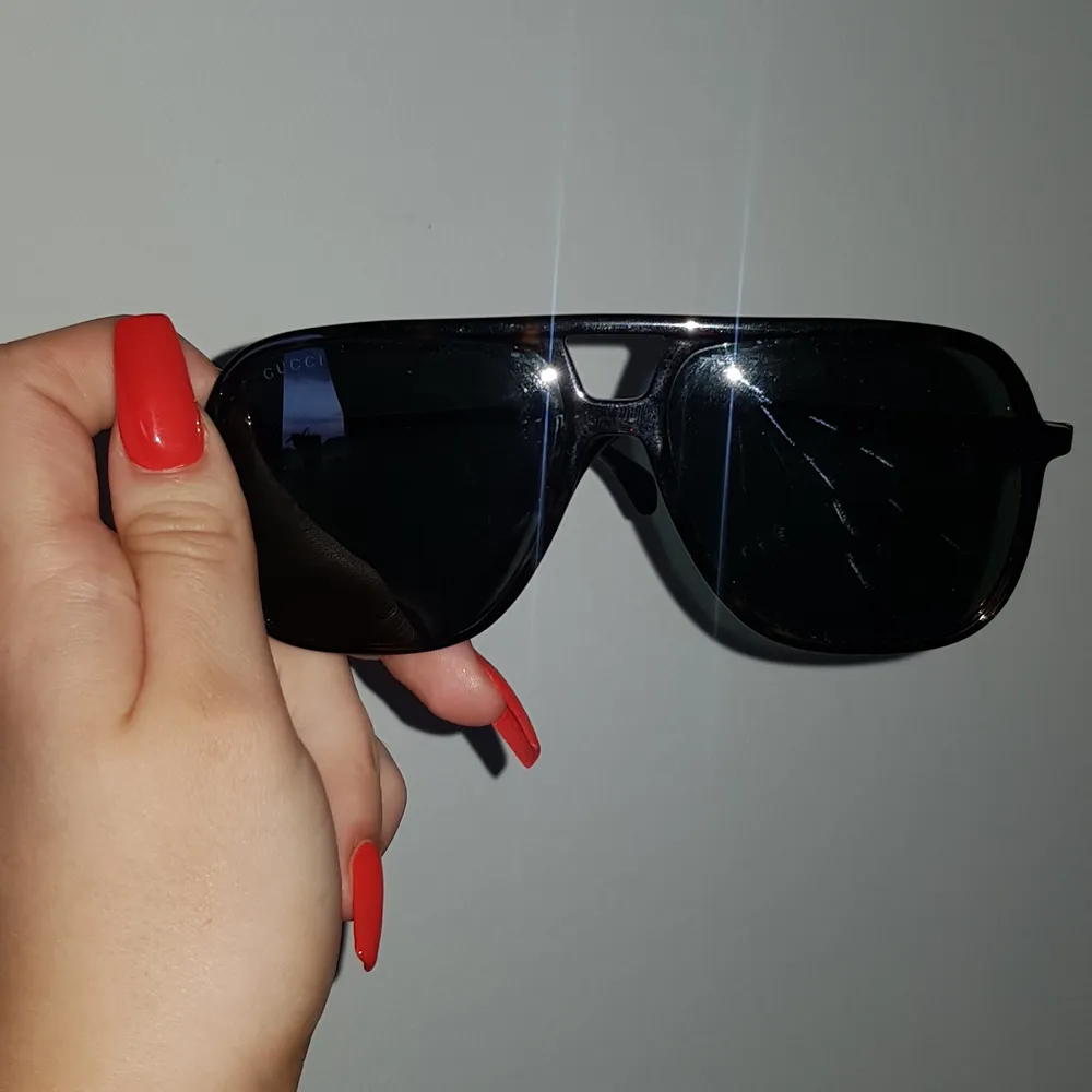 Säljer ett par jätte snygga Gucci solglasögon som endast stått som prydnad! De är ej använda och är därför i ett väldigt bra skick🥰 ❗ÄR ÄKTA OCH KVITTO MEDFÖLJER❗Fodral, dustbag och putsduk medföljer också! Är snygga på vem som helst!! Köparen står för frakten!❤ Ordinarie priset för dom är 2 750!!!. Accessoarer.