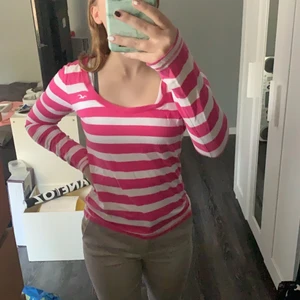 Långarmströja  - Säljer min fina Hollister tröja! Lite bredaxlad men annars super fin, köpt för 250kr och tror inte den finns kvar längre! Jätte fin och inte använd så mycke! Kan mötas upp i Huddinge annars står köparen för frakt. Budgivning startar på 130kr buda minst 15kr