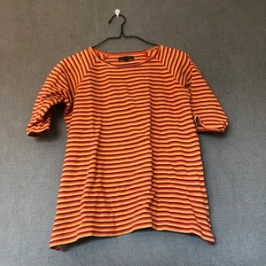 Retro tröja med trekvartsärm - • Fantastiskt färgglad retro tröja, kortare ärmar. Mycket mjuk & härlig att bära! • Storlek: M, passar fint på S/M • 100% bomull • Köpt 2hand, använd med kärlek & i fint skick! Något luddig i tyget. • +Frakt: 51kr spårbart  