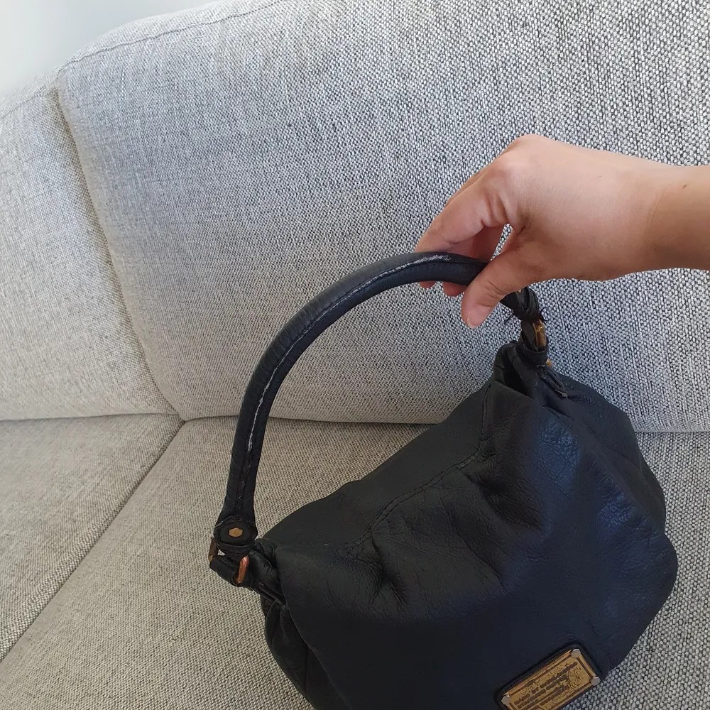 Snygg tidlös väska från marc jacobs. Modell lil ukita. Färg svart. Pris 900 kr . Väskor.