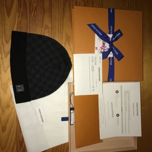 LV mössa, Louis Vuitton petite damier hat - Köpt 2020 november, inget saknas, du får med allt som jag fick när jag köpte den, kvitto m.m