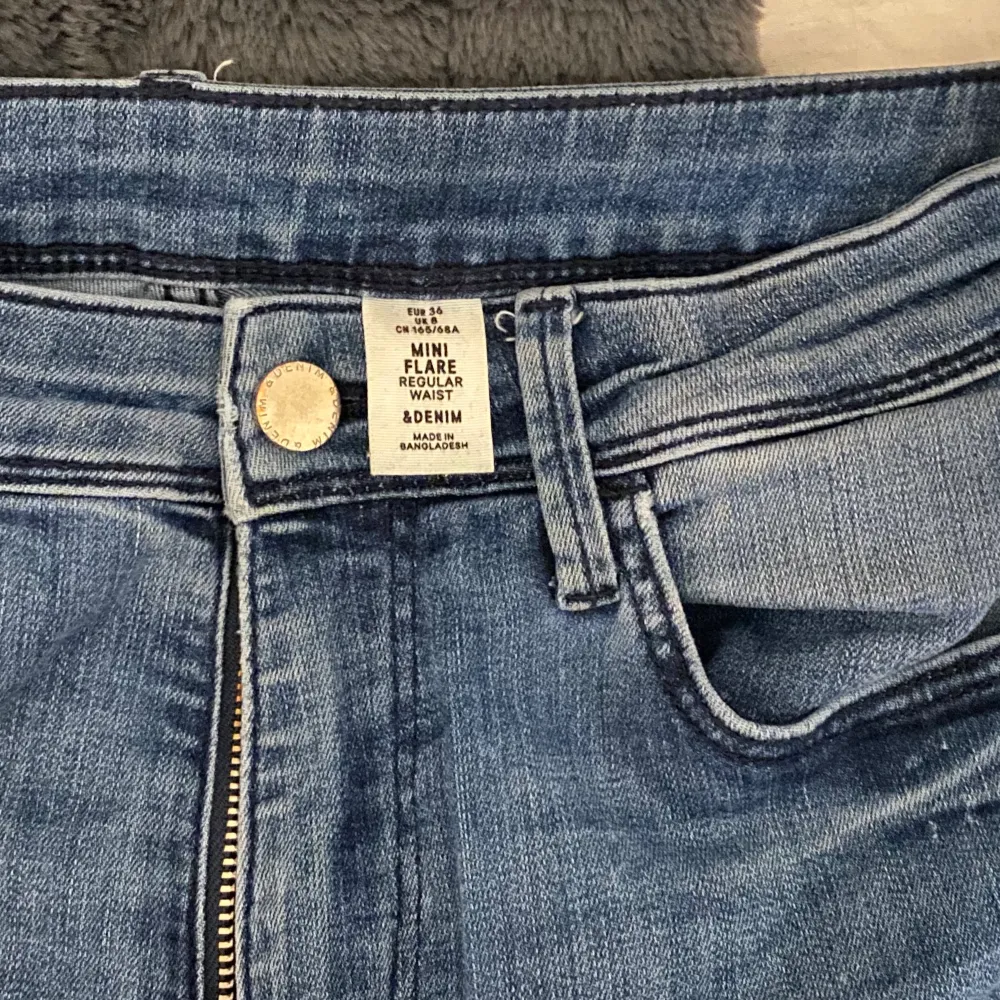 Säljer dessa snygga bootcut jeans ifrån hm, dom är mid rise. Nästan aldrig använda och finns inte kvar att köpa. Bra längd för mig som är 164💕💕. Jeans & Byxor.
