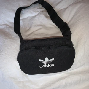 Adidasväska - En riktigt praktisk midje/magväska, smidig om man t.ex inte orkar ha en axelväska. Knappt använd alls, ordinarie pris: 270kr