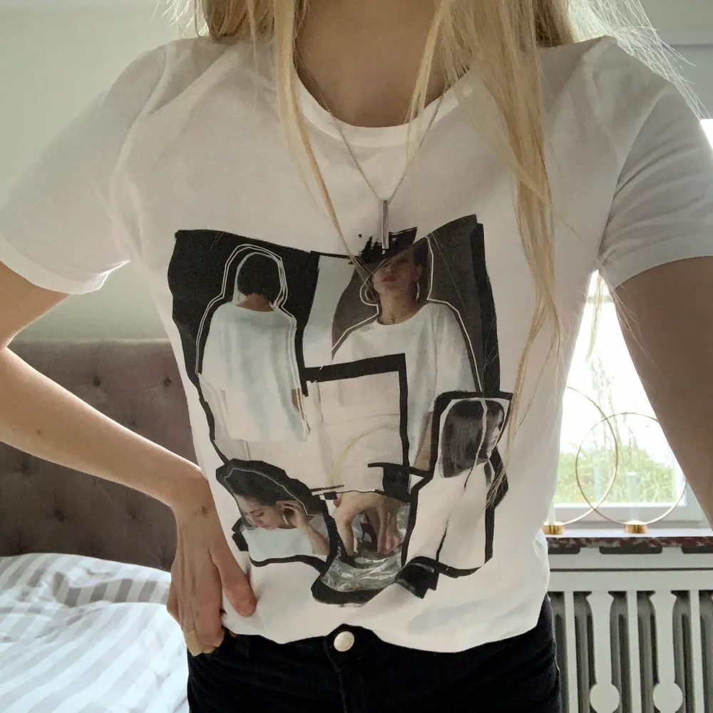 Vit T-Shirt från Zara med tryck i storlek S. Säljer för 50kr🤗. T-shirts.