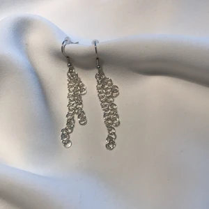 Egengjorda🤩 - Hängande kedjeörhängen i steerlingsilver. Man får med en plast plupp. De är ca 4,5 cm långa.             stl: alla          Dem är Nickel fria, Bly fria och Kadium fria!!!!