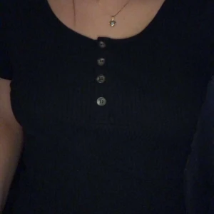 T-Shirt Svart - Söt t shirt med knappar fram, stretchig och jätte bekväm, säljer billigt