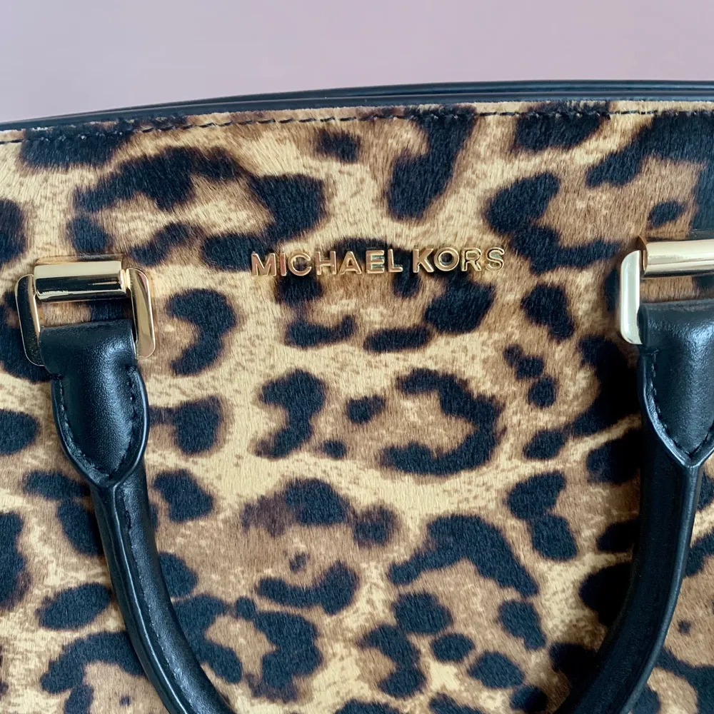 Michael Kors väska i modell Selma top zip leopard satchel. Ser ut som ny. Väskor.