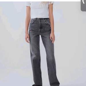 As snygga gråa jeans från zara, köpta för typ 3 månader sedan, säljer för att jag har för många jeans nypris: 499kr, högsta budet: 350💞💞