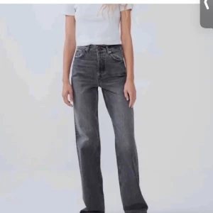 Zara jeans - As snygga gråa jeans från zara, köpta för typ 3 månader sedan, säljer för att jag har för många jeans nypris: 499kr, högsta budet: 350💞💞