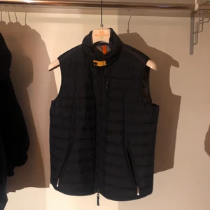Parajumper väst  - Har haft västen i ungefär ett halvår men har knappt använt den så säljer den nu. Den är använd cirka fem gånger och köpt på Care of Carl för ett nypris på 3700. Priset är inte hugget i sten.