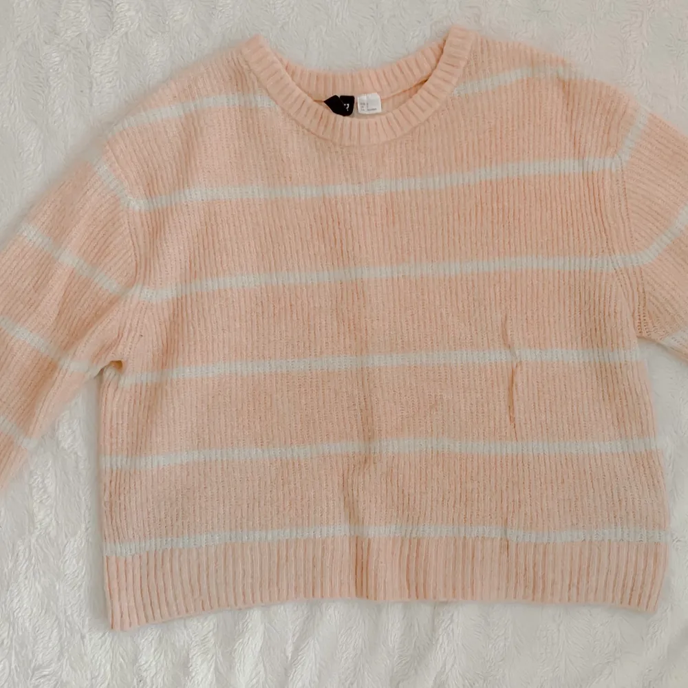En rosa/vit stickad tröja från HM i storlek S. Säljer då den inte används längre men fortfarande är i gott skick. Nypris var 199kr och jag säljer den för 30😚. Stickat.