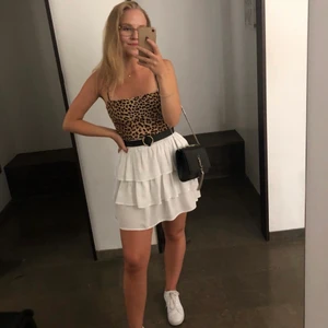 Vit kjol  - Vit kort kjol. Supermjukt och skönt material. Använd 3-4 gånger. Den är som ny. Den är från Linn Ahlborgs kollektion med NA-KD. Storlek 36. Resår i midjan. Fler bilder kan tas vid önskemål. Frakt tillkommer