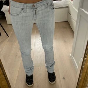 Lågmidjade jeans - Säljer nu dessa lågmidjade jeans som är ifrån ”nudie jeans” och är sååå snygga och coola! Storleken är ungefär mellan W24/25 och passar många storleken beroende på hur man vill att de ska sitta! Säljer de för 180kr ❤️