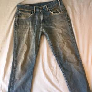 Jeans från Levis, normal passform, har haft hål som sytts om och en precis vid skrevet som riskerar att rivas upp igen.