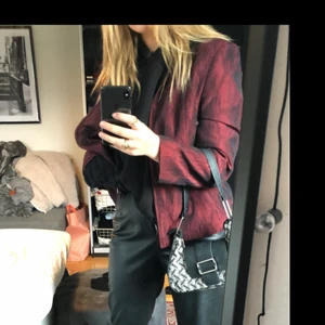 Vinröd kavaj  - Superfin vinröd kavaj i jacquard mönster. Köpt second-hand 