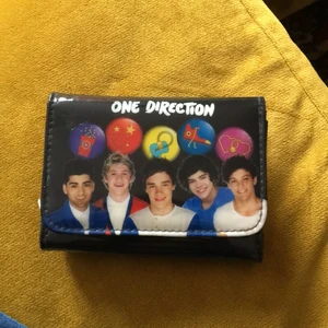 Plånbok  - One Direction plånbok!! Köpt för längesen men det ser ut som ny, inga hål m.m