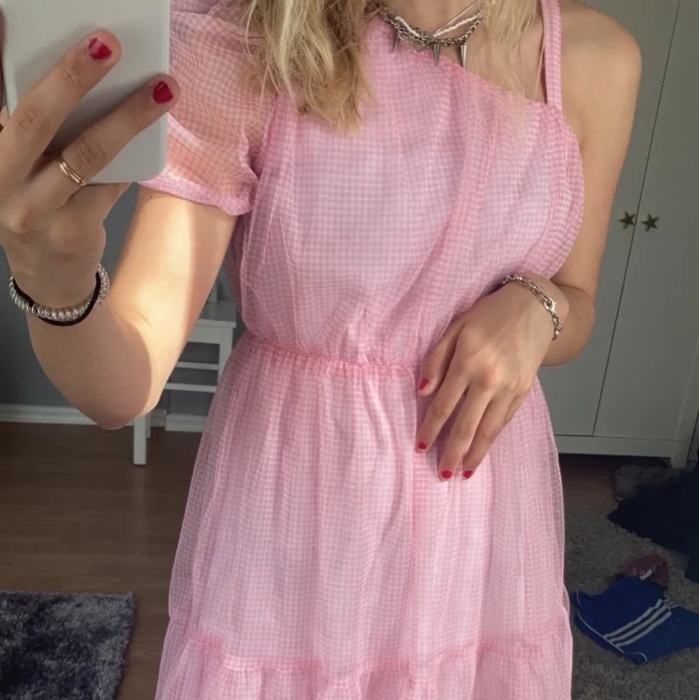 En rosa jättefin klänning, en dag gammal aldrig använd, jag har valt att vika in bandet men man kan ha de på sig💖🌸🌼. Klänningar.