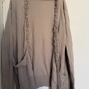 brun/beige kofta - supergullig oversize brun/beige kofta som inte kommer till användning då den inte är min stil