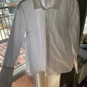 Vit krispig skjorta  - Skjorta från Lindex. Lite oversize/lös modell. Fint skick utan anmärkningar.