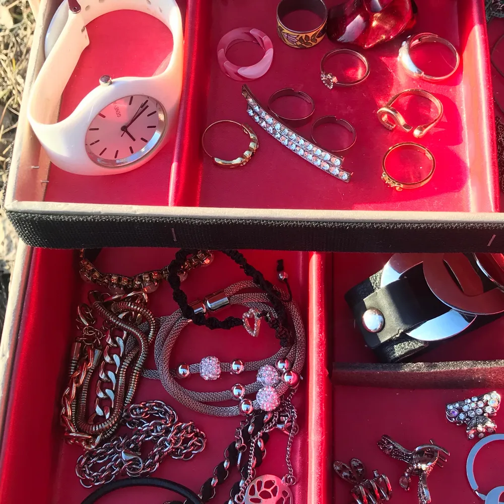 Säljer smyckeskrinet + alla smycken som ligger i. Allt från klocka till hårklämmor m.m. Accessoarer.