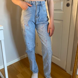 Jeans  - Fina jeans med färg skvättar på (de ska vara färg på) från Shein. Aldrig använt utan säljer dem för det var för stor storlek. 100 kr