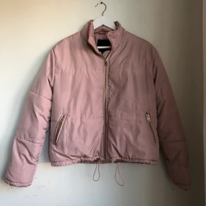 Vårjacka i rosa pufferjacka - Jättesöt pufferjacka i rosa