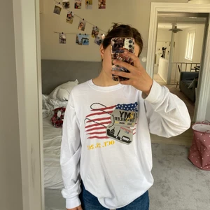 Tröja - Cool tröja köpt secondhand. Står ingen storlek men skulle tro att det är en L eller M. Sitter oversized på mig som är en xs 