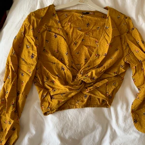 Somrig topp från HM - Härlig topp som inte kommer till användning! Sitter väldigt skönt! 