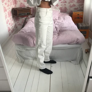 Vita jeans  - FÖRST TILL KVARN! SÄLJER UT MIN GARDEROB DET MESTA FÖR MAX 100kr❗️❗️Vita jeans från Gina. Sitter super snyggt och sparsamt använda💕