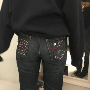 Lee jeans - Broderade lee jeans. Buda om fler är intresserade. Kan frakta.