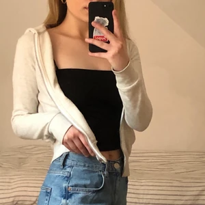 Vit Huvtröja - Fin vit huvtröja i storlek XS :) basically aldrig använd, möts i Stockholm, annars står köparen för frakten🌸