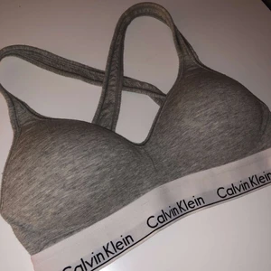 Bralette från Calvin Klein - En väldigt bekväm grå bralette från Calvin Klein i storlek S, säljer då den inte kommer till användning och har endast använt den ett fåtal gånger 
