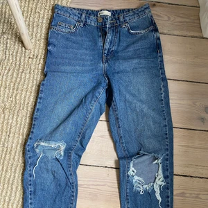 GinaTricot momjeans, slitningar på knän. Storlek 34 - Blå momjeans från GinaTricot, storlek 34