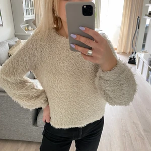 Stickad tröja - Supermysig tunn stickad tröja i beige/vit färg 🥰 I fint skick! Köparen står för frakt 🐣