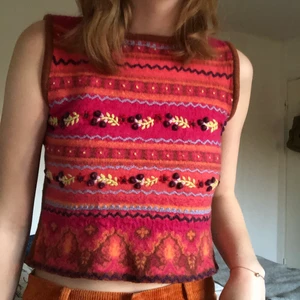 Färgglad ylleväst  - Jättefint stickad väst i ylleblandning. Fina broderier i olika färger🧡💛💜💓🤎💙 Lite kroppad och sitter bra runt axlarna. Köparen står för frakt🚚