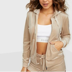 Hoodie  - Hoodie från gina tricot i färgen biege. Knappt använd. Har även byxorna till. Möts upp i Sundbyberg eller blåa linjen i Stockholm. Kan frakta men köparen får stå för frakten❤️