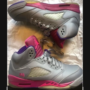 Nike Air Jordan 5 retro strl 40 - Aldrig använda i jättefint skick. Nike air Jordan 5 retro, grå/rosa i storlek 40. 