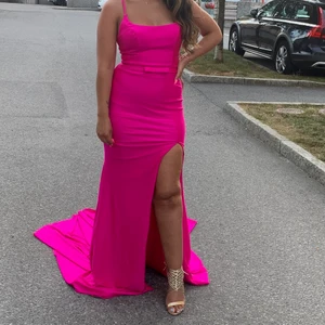 Klänning med släp och slits - Klänning använd 1 gång, stretch material