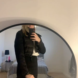 Jacka från zara - Fin vårjacka från zara, väst och ”kofta” tillsammans. Använd endast 1 gång. Strl L men passar mig som har xs-s då den är liten i storleken. 150kr+66kr spårbar frakt