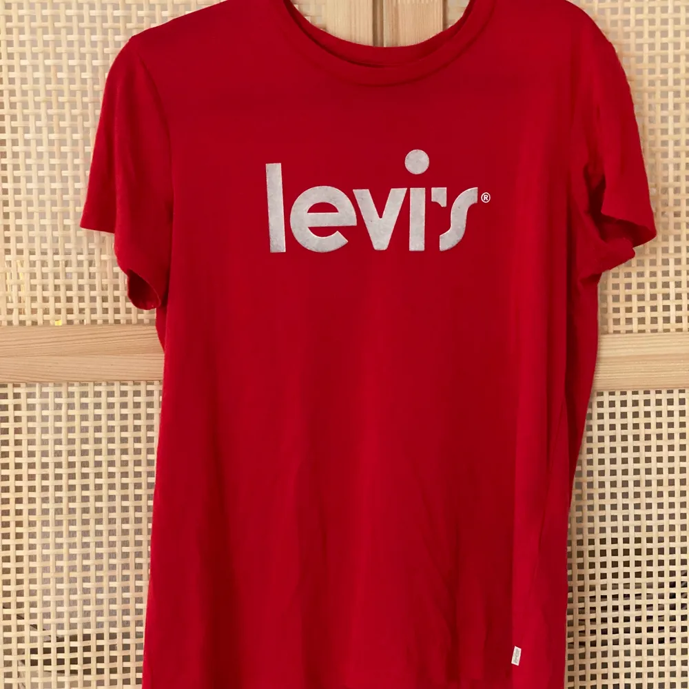 Röd Levis tshirt i strl M. Mjuk och skön, mycket lite använd.. T-shirts.
