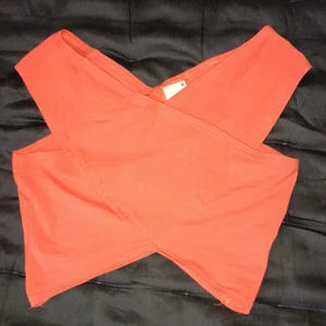 Croptopp - En fin croptopp i korall färg i  strl Xs, kan även bäras som offshoulder. Köpt från ginatricot men som aldrig kommit till användning! Frakt tillkommer!