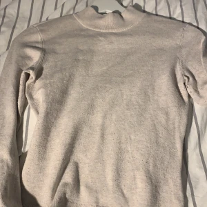 Tröja  - En söt tröja från monki den är i storlek XS ( tröjan är lite nopprig men inte överdrivet kan sicka mer bilder på det om ni skriver privat) köparen står för frakten! 