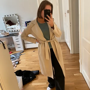 Beige kappa - Säljer denna otroligt snygga beiga kappa i mockaimitation. Är storlek s men passar även m💕