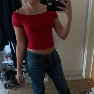 Röd t-shirt  - Röd t-shirt i jätteskönt material och bred u-ringning, från brandy Melville ! 