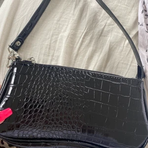 Väska - Väska som bärs på axel. Aldrig använd. Från Shein. Kan fraktas, om köparen står för fraktkostnaden 🌸✨