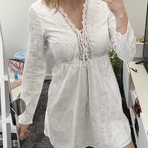 Studentklänning  - Super söt klänning som passar perfekt till studenten! Den är köpt på Nelly trend förra sommaren men aldrig använd, lappen sitter kvar! Den är även super fint korsad i ryggen! 💕💕