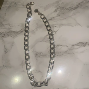 halsband SNÖ OF SWEDEN - skit fin kedja, färgen går inte bort å är köpt för 400/500 om jag minns rätt💓 