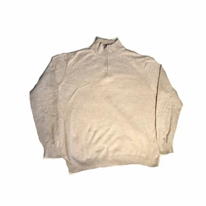 Beige sweatshirt med krage - En fin sweatshirt som har en krage. Ett lite cream/beigefärgad  tyg som är skönt och har bra kvalite. Köpt från en secondhandbutik jag inte kommer ihåg namnet på.