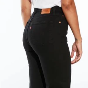 Levis jeans straight  - Jätte fina köpte för 1299 kr, sälja för 400 kr pågrund av att jag har gått ner i vikt och dom har blivit för stora 